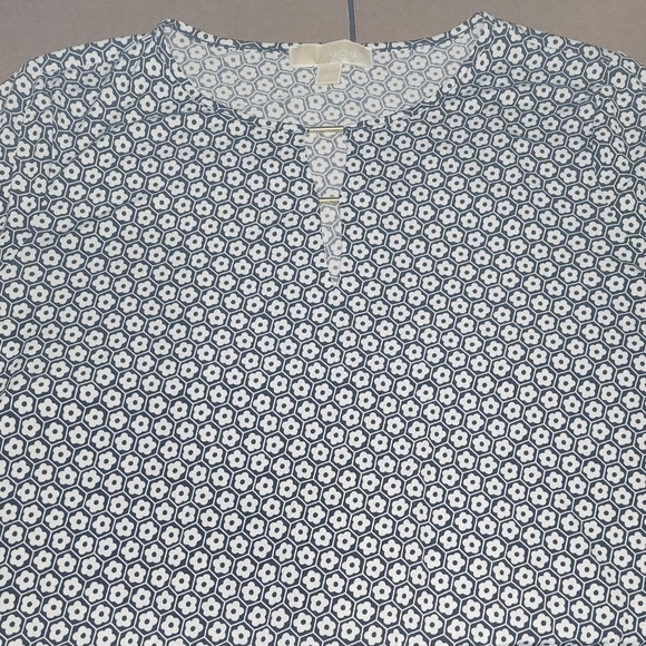 Michael Kors Brand, Size L, Blue With White Flowers Short Sleeve Blouse. - Picture 1 of 5